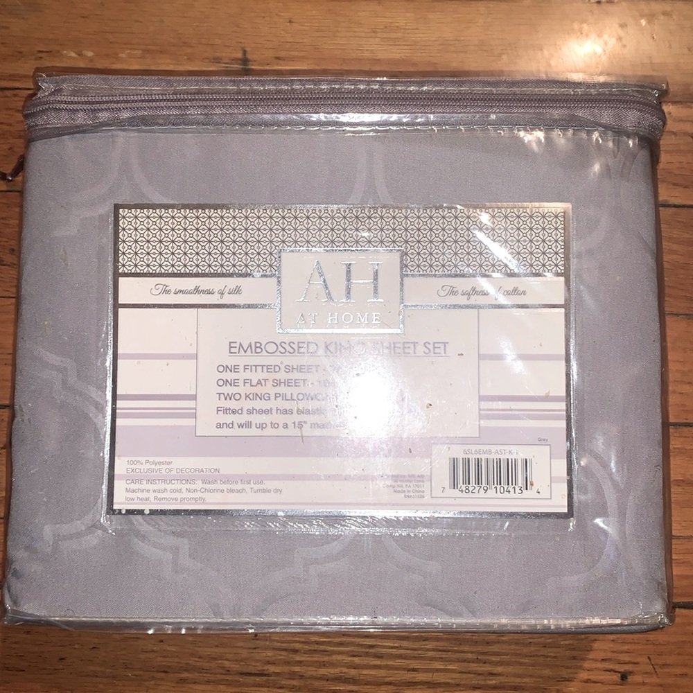 NWT king size embossed luxurious sheets set!